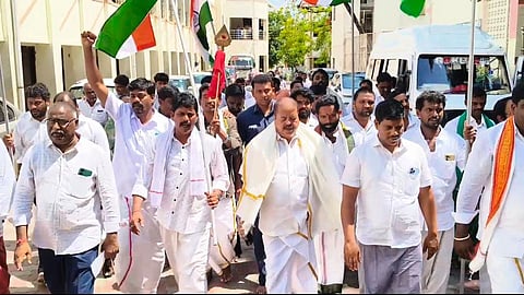 ஜனசேனா கட்சியினர் பழனியில் தரிசனம்