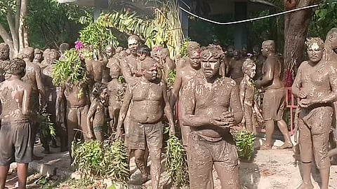 சேற்றை பூசிக்கொண்டு வலம் வந்த பக்தர்கள்