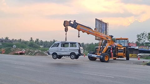 வேன் மீது லாரி மோதிய விபத்து