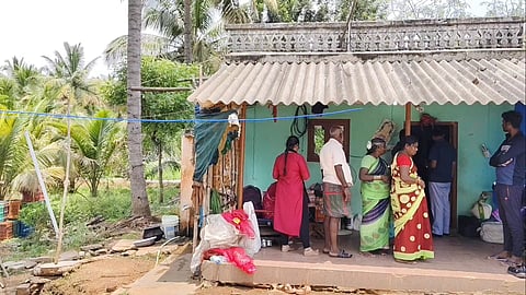 தோட்டத்து வீட்டில் இருந்தவர்களை தாக்கி நகை, பணம் கொள்ளை