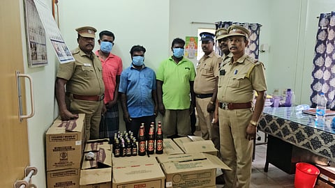 மதுபானங்களை கூடுதல் விலைக்கு விற்பனை செய்த 5 பேர் கைது