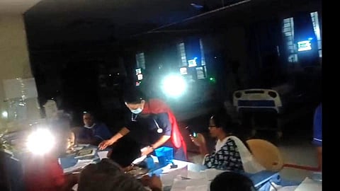 செல்போன் வெளிச்சத்தில் மருத்துவம் பார்த்த அவலம்