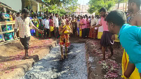 கையில் குழந்தைகளுடன் பூக்குழி இறங்கிய பக்தர்கள்