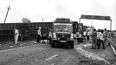 சாலை விபத்தில் 6 பேர் உயிரிழப்பு