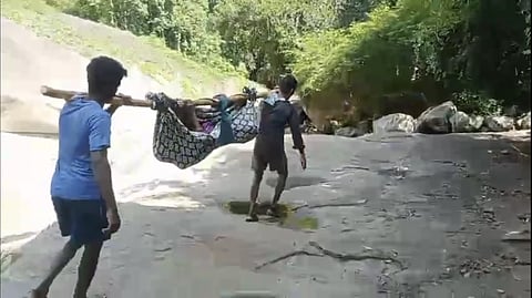 உடல் நலம் பாதித்த பெண்ணை டோலி கட்டி தூக்கி வந்த அவலம்