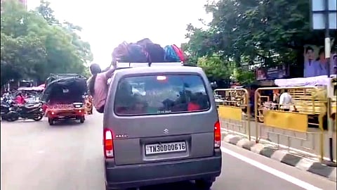 ஆபத்தை உணராமல் காரில் அழைத்துச் செல்லப்பட்ட கபடி வீராங்கனைகள்