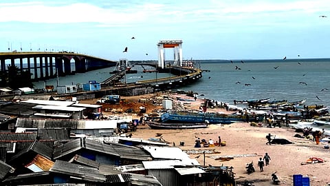 நாட்டுப்படகு மீனவர்கள் கடலுக்குச் செல்ல தடை