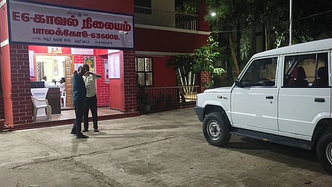 கையும் களவுமாக சிக்கிய தலைமை காவலர்