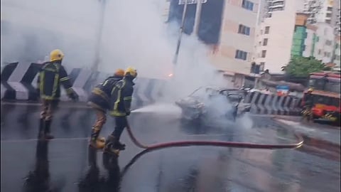 திடீரென தீப்பிடித்து எரிந்த கார்