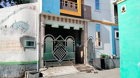 வீட்டில் பெட்ரோல் குண்டு வீச்சு