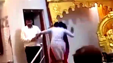 கணவனை காலணியால் அடித்த மனைவி