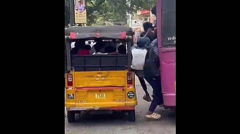 அரசு பேருந்தில் ஆபத்தான பயணம்