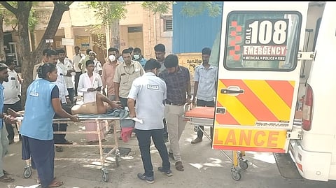 லாரி மீது கார் மோதிய விபத்து