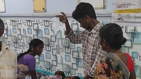 குளுக்கோஸ் பாட்டிலை கையில் கொடுத்து நிற்க வைத்த அவலம்