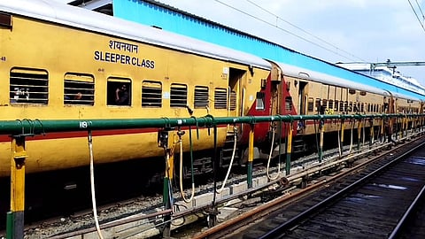 ஓடும் ரயிலை நிறுத்தி 4.5 சவரன் தங்கச் சங்கிலி பறிப்பு