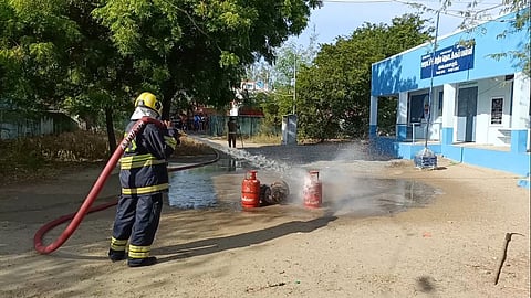 திடீரென தீப்பற்றி எரிந்த சிலிண்டர்