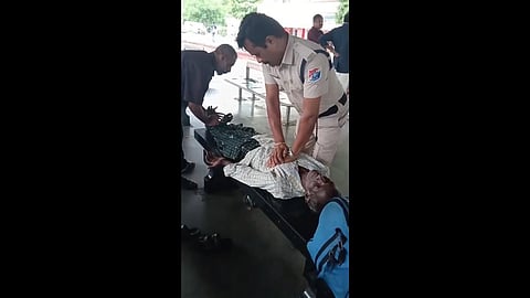 முதியவரை காப்பாற்றிய ரயில்வே காவலர்