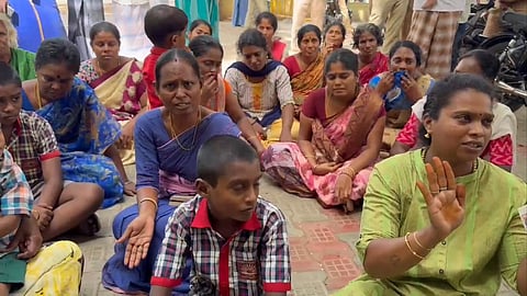 கைது செய்யப்பட்டுள்ள காவலர்களின் குடும்பத்தினர் தர்ணா