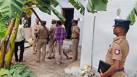 முதியவர்களை தாக்கி 200 சவரன் தங்க நகைகள் கொள்ளை