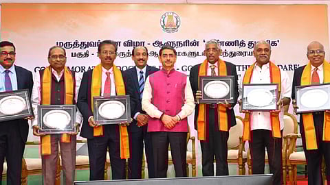 விருது வழங்கும் நிகழ்வில்...