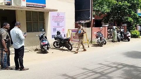 அலுவலகத்துக்கு நடந்து வந்த டிஎஸ்பி