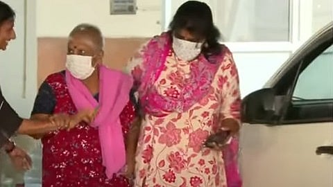 தனது தாயுடன் நிகிதா