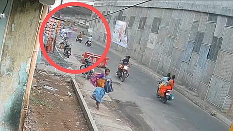 அதிமுக பேனர் விழுந்து இருவர் காயம்