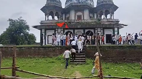 UP hindutva mob storms fatehpur maqbara vandalises tomb