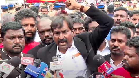 போராட்டக்குழுவினர்