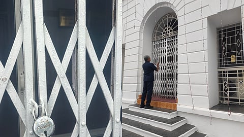 தலைமைச் செயலகம்|அமைச்சர் ஐ பெரியசாமி அறைக்கு செல்லும் நுழைவாயிலுக்கு பூட்டு!