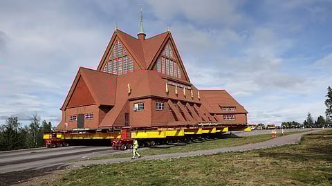 113 year old building moved 5 km in sweden