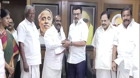 திமுகவில் இணைந்தார் மனோஜ் பாண்டியன்