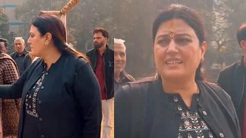 delhi BJP councillor Renu Chaudhary is threatening an learn hindi