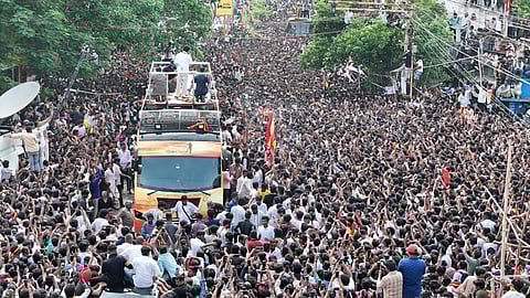 தவெக விஜய் பரப்புரை பேருந்து