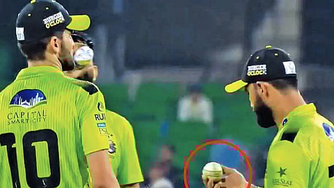 பந்தை சேதப்படுத்திய ஃபகார் ஜமான்