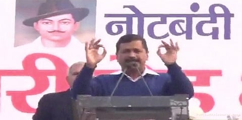 அரவிந்த் கெஜ்ரிவால் மீது காலணி வீச்சு