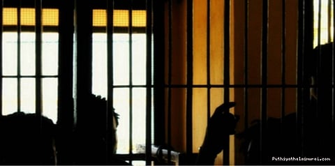 சிறை உடைப்பு... 150 கைதிகள் தப்பினர்