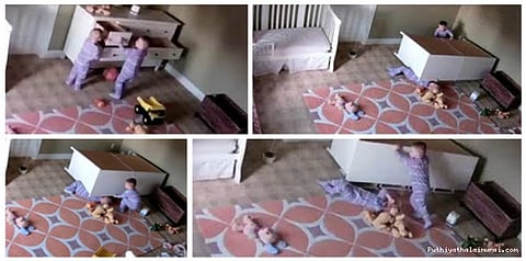 சகோதரனை காப்பாற்றும் 2 வயது சிறுவன்