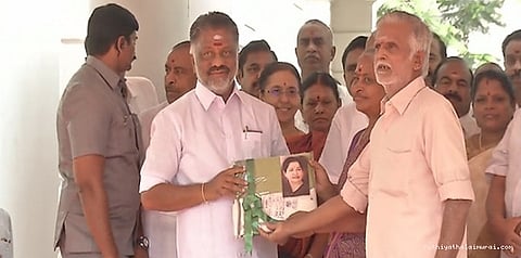 இலவச வேட்டி, சேலை.. ஓபிஎஸ் வழங்கினார்