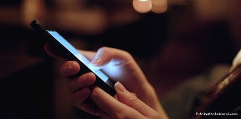 ஸ்மார்ட் போனை அதிக நேரம் பார்க்கிறீர்களா? பார்வை பத்திரம்..