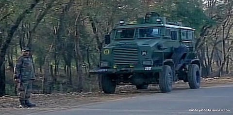 காஷ்மீரில் பயங்கரவாதிகள் தாக்குதல்... 3 பேர் உயிரிழப்பு