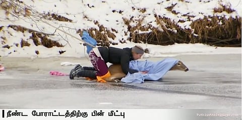 உறைந்த ஆற்றில் சிக்கிய மான் போராடி மீட்பு