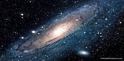 கிரகங்களை உமிழும் பால்வெளியின் கருந்துளை