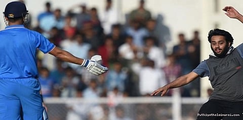 மைதானத்துக்குள் சென்று தோனியின் காலைத்தொட்டு வணங்கிய ரசிகர்