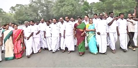 ஜல்லிக்கட்டிற்காக அவசரச் சட்டம் தேவை.. மத்திய அமைச்சரிடம் அதிமுக எம்.பி.க்கள் வலியுறுத்தல்