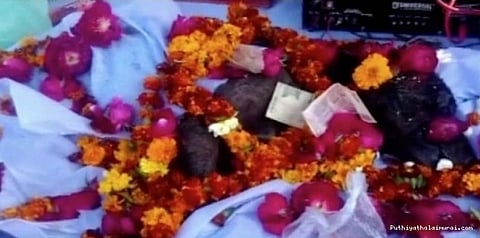 உயிரிழந்த செல்ல நாய்க்கு இறுதிச் சடங்கு... எஜமானர் வெளிப்படுத்திய நேசம்