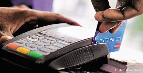 பெட்ரோல் பங்க்குகளில் கார்டுகளுக்கான சேவைக்கட்டணம் வாடிக்கையாளர்கள் மீது சுமத்தப்படாது: அமைச்சர்