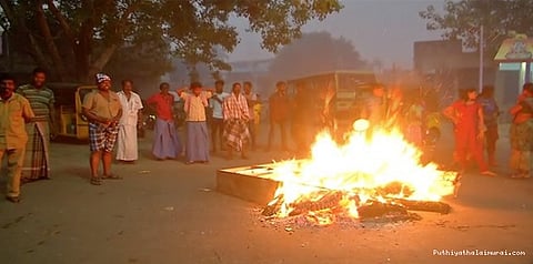போகி கொண்டாடிய சிறார்கள்.... புகைமூட்டத்தால் பொதுமக்கள் அவதி