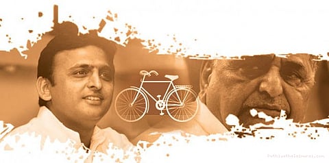 சைக்கிளுக்கு போராடும் முலாயம் சிங்... அகிலேஷ் யாதவ்