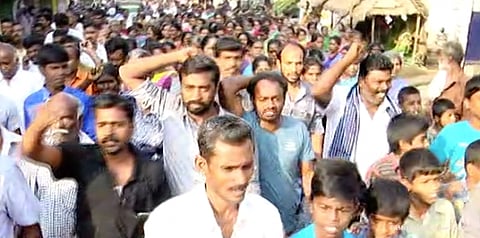 போராட்டக்காரர்களின் கைது நடவடிக்கைக்கு எதிர்ப்பு... அலங்காநல்லூரில் சாலைமறியல்